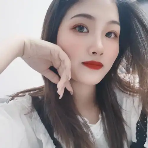 闪耀女生居家自拍