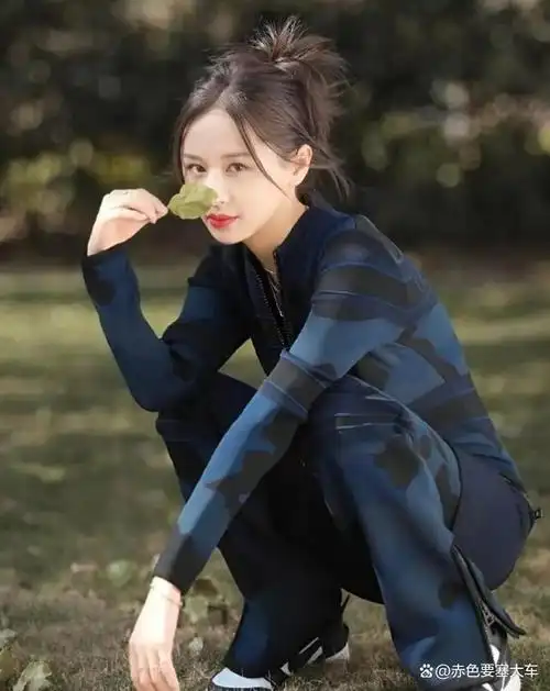 王子文瑜伽尺度惹争议身高不够身材来凑