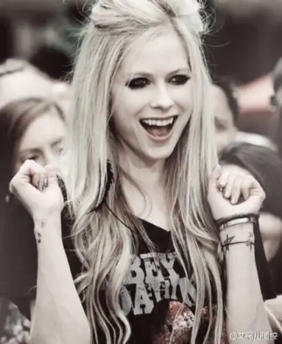 摇滚酵母 掀刘海 可爱萌哒哒 小虎牙 灰系 艾薇儿