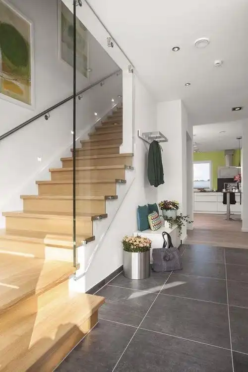 把楼梯移到玄关处试试看,节省空间又实用!