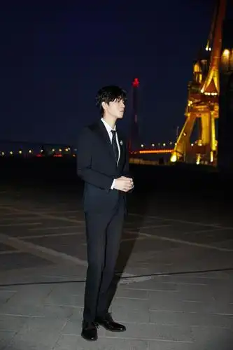 霸道总裁王俊凯黑色西装帅气写真