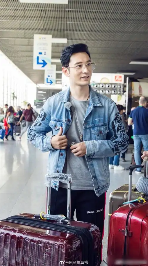 黄晓明身着牛仔外套搭配金属平光镜清爽又儒雅