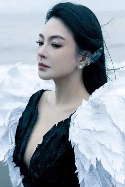 又被张雨绮惊艳到!拍写真从来没输过,穿羽毛裙差点"撑爆了"