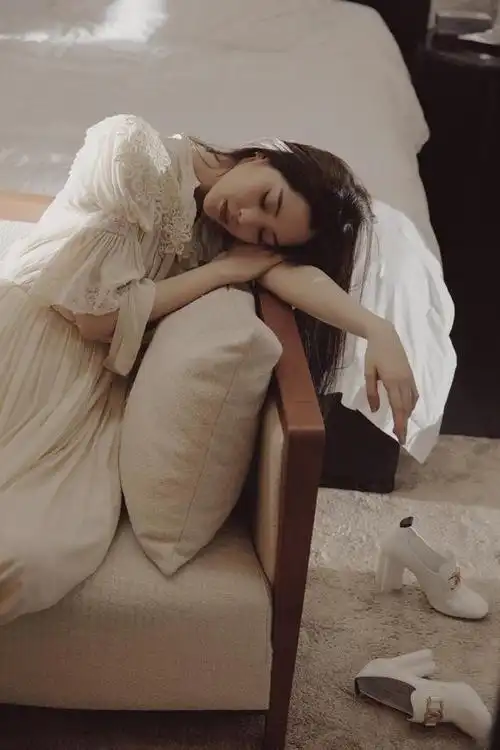 欧阳娜娜身着米色睡裙 温柔慵懒眼神撩人