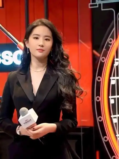 34岁刘亦菲自曝颈椎受伤穿深v西装显白嫩皮肤发胖后富态十足