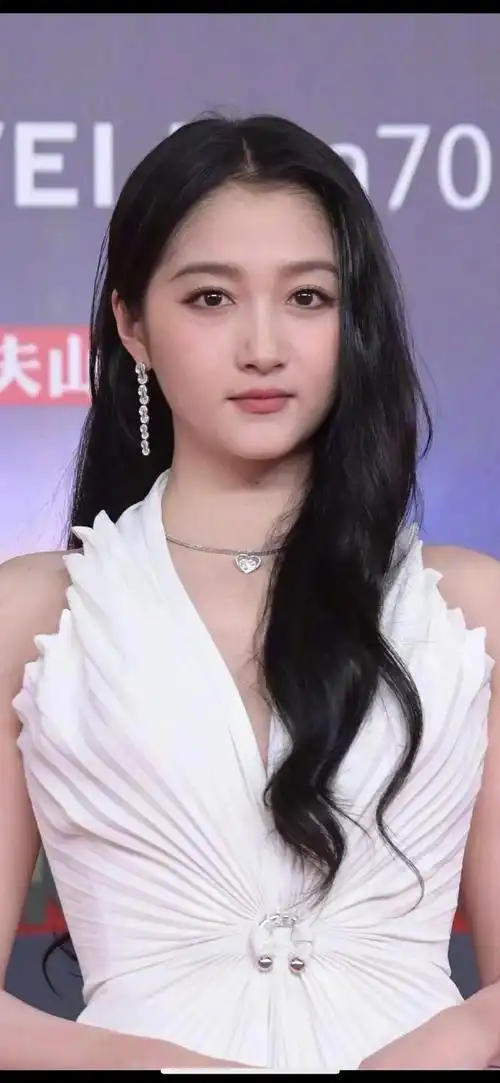 关晓彤鹿晗的面相真的很像经常在一起熬夜酗酒的,是很明显的浮肿面相