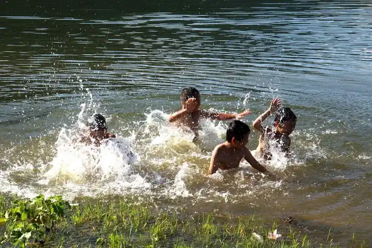 顽童戏水