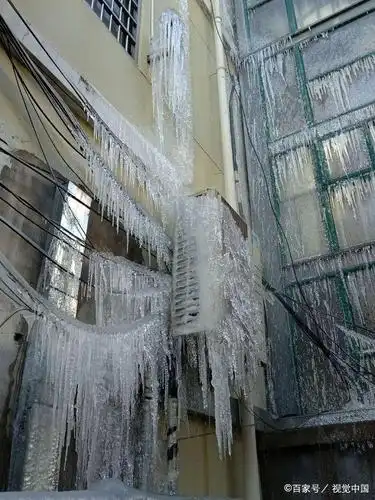 江苏淮安:遇寒潮天气,居民家自来水管被冻坏形成少见冰挂!