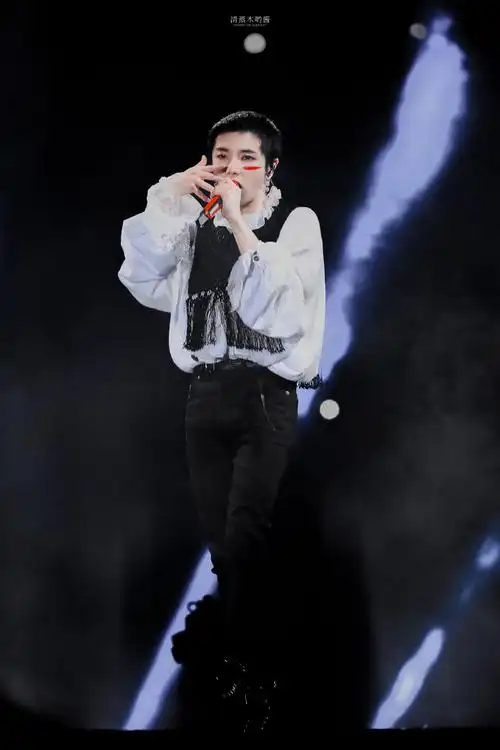 华晨宇又双叒叕剪头发了那我们来回顾下去年演唱会的小十吧03