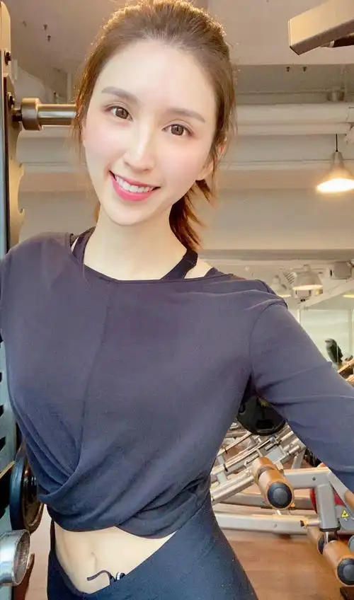 破产千金何傲儿为父还债,与富商林建名热恋,今改名谱写新生活_何世根