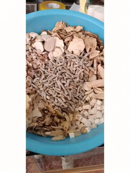 七白粉成分:白术,白芍,白芷,白芨,白茯苓,白蔹,白僵蚕打成粉,取适量与