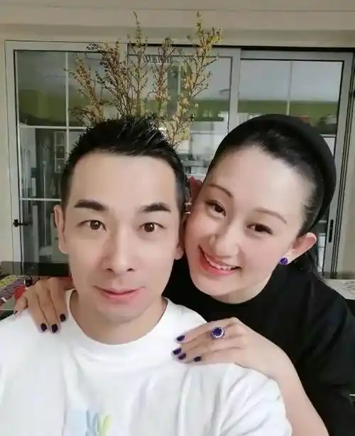 赵文卓晒50岁庆生照老婆穿旗袍典雅高贵一家人都真心的快乐
