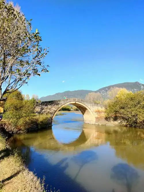 在云南大理和丽江之间,有一个鲜为人知的风景点一一剑川县沙溪古镇.