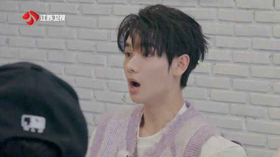 而当两人聊起体重,潘玮柏自曝自己最重时83公斤,而小鬼最瘦时是115斤