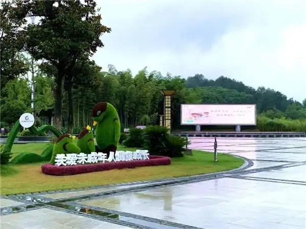 景观小品(公益广告)出现在公园,世纪广场,长途汽车站,高速出入口等地