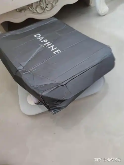 三包证明之类的东西,根本就不是正品达芙妮,我老公他打开鞋盒就说了