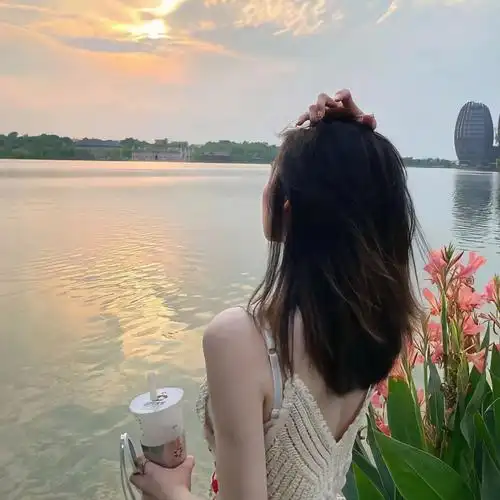 温柔风女生背部头像