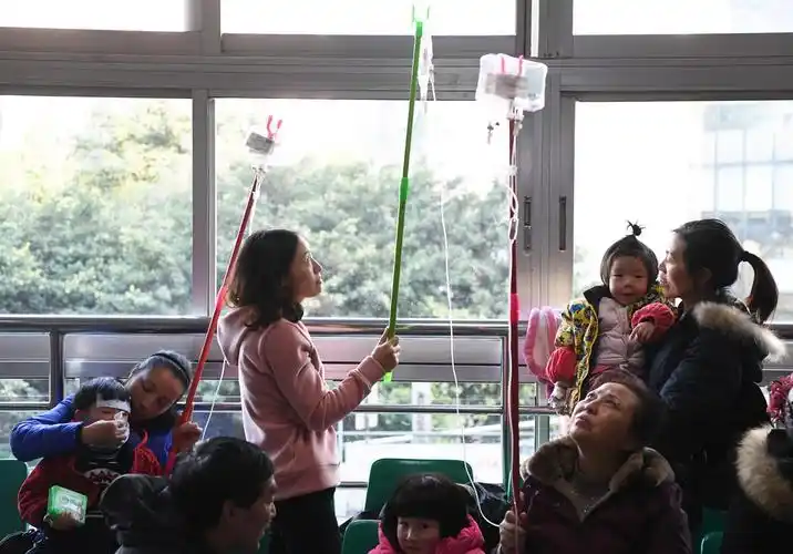 在重庆医科大学附属儿童医院输液区,家长陪同患儿输液(1月10日摄).