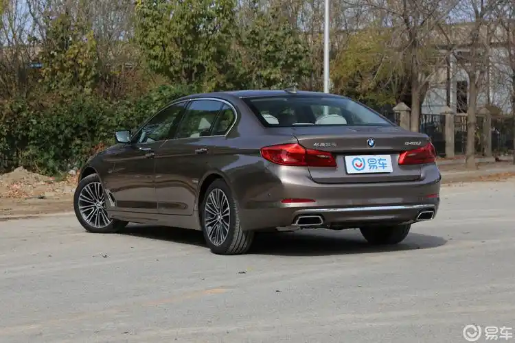 【宝马5系2018款改款 540li 行政版侧后45度车头向左水平汽车图片