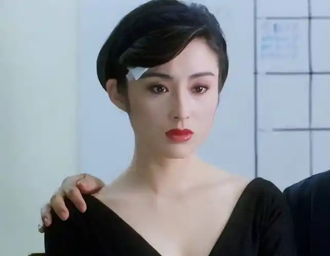 56岁女神张敏近照曝光老了身材暴瘦干瘪被采访时笑得很开心