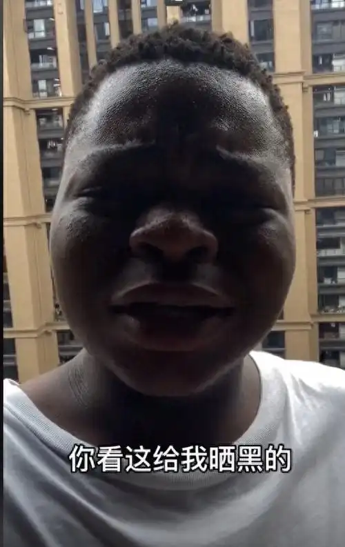 他用正宗的普通话和夸张的面部表情来取悦观众,吸引了大量关注.