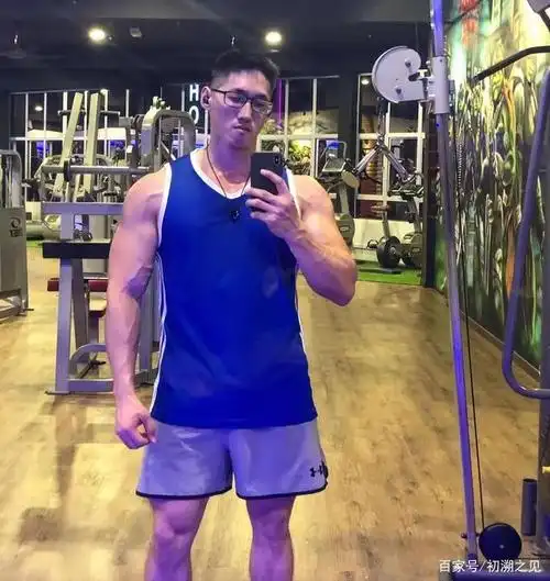 他这个粗犷爷们的男生,便是一个特别大只的肌肉型男,那身材绝对是力量