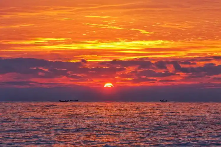 山东日照日出朝霞红满天