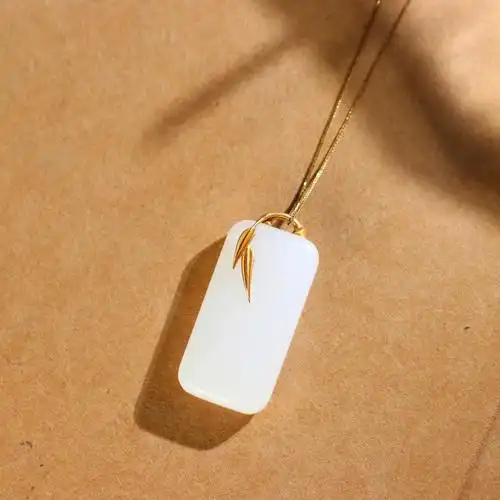 无事牌设计精美雅致,18k金镶嵌一根竹叶作为牌头,素雅大方!