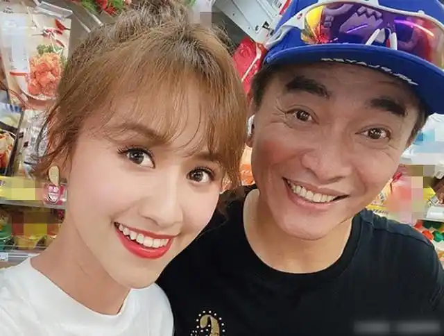 吴宗宪出席活动当众亲吻30岁女儿脸颊花近10万种牙后脸部肿胀