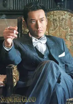 《新上海滩》中许文强烟不离手