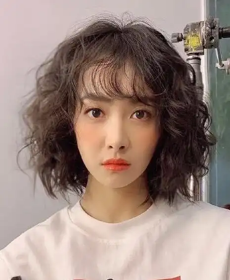 2021羊毛卷短发齐肩,可爱造型就选短发吧