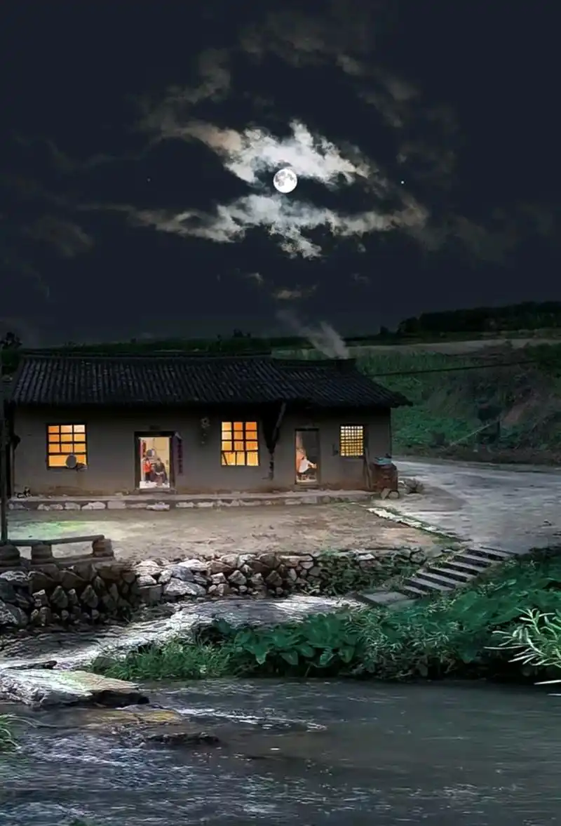 小溪流水依旧,月亮依旧升起,这片宁静的农村夜景也将延续下去