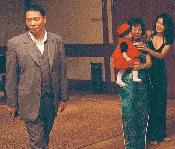 吴孟达疑患癌紧急送医三任老婆5个子女每月百万赡养费压垮身体