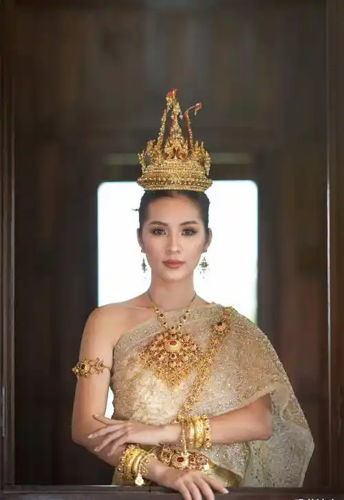 身穿泰式服装的美女模特,展现出来的异域时尚和时尚气质,让人心动