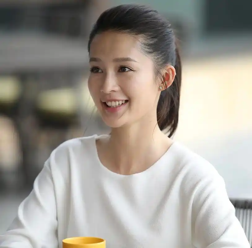 李沁认真看剧本的样子真迷人,牛仔裤马尾辫造型尽显清纯可爱#李 - 抖