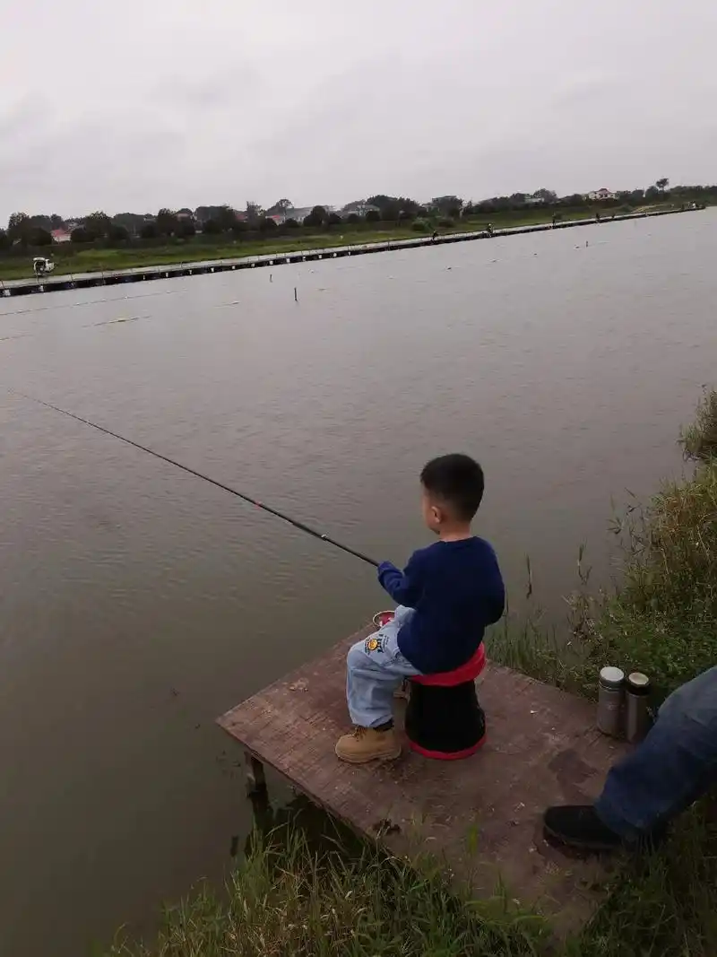 金秋在春华的野外活动,小孩钓鱼 ,湖边美景 ,春花秋实,谢谢 - 抖音