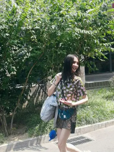 不爱浓妆艳抹的郑爽现街拍,夏日清爽穿搭酷似学生妹!