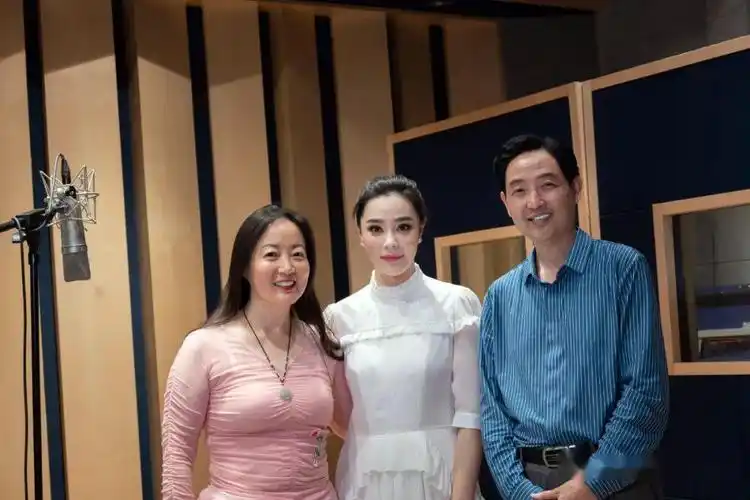 著名青年女中音歌唱家钟丽燕(中 )与彭涛及夫人田红(2019年)▼