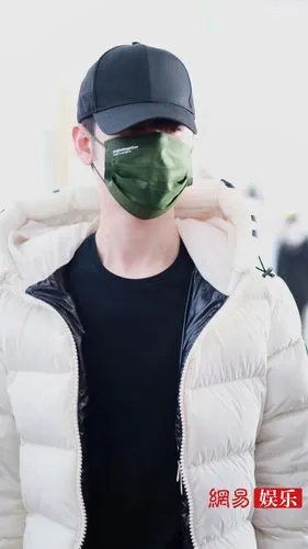 张云雷经典黑白look走机场简约帅气气质佳