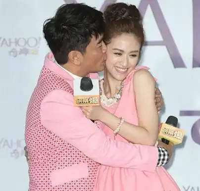 红姐统一图库:吴宗宪与26岁漂亮女儿 真是不害臊经常在公众场合亲来抱