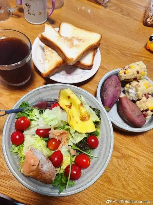 给大家看看吃完一顿一天都不会饿的早餐,黄油煎吐司香蕉松饼还有