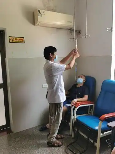 单腿缺陷的"赤脚医生" 几十年如一日 踮起脚尖守护村民健康