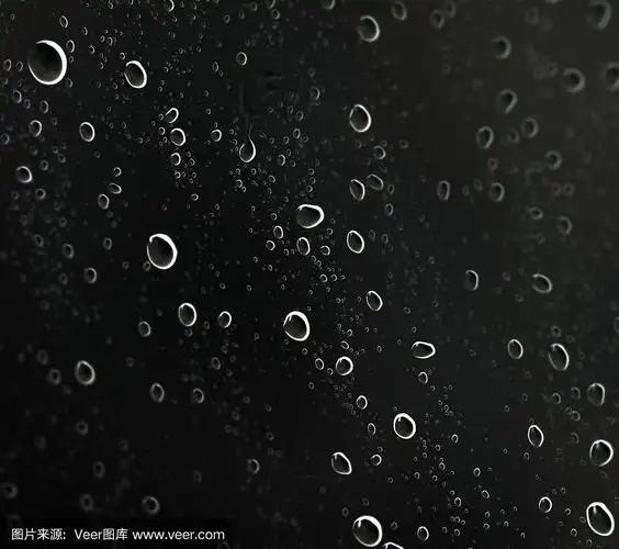 水滴在黑色的玻璃上