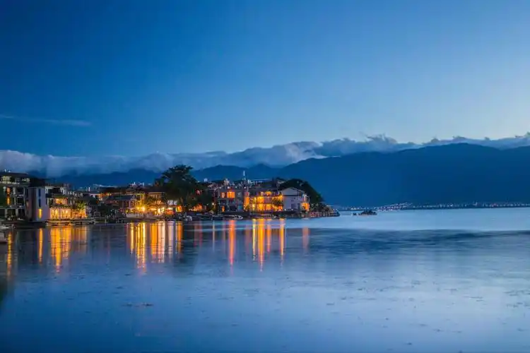 湖水像一块无限的翡翠闪烁着美丽的光泽.湖水蓝得温柔恬雅