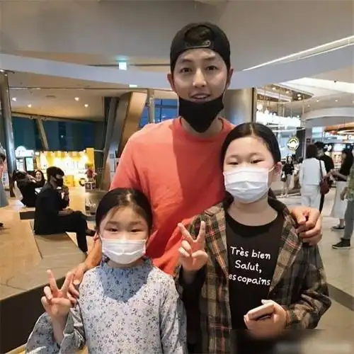 宋仲基离婚后近照曝光,与宋钟国一起观看首映,依然帅气身材有型