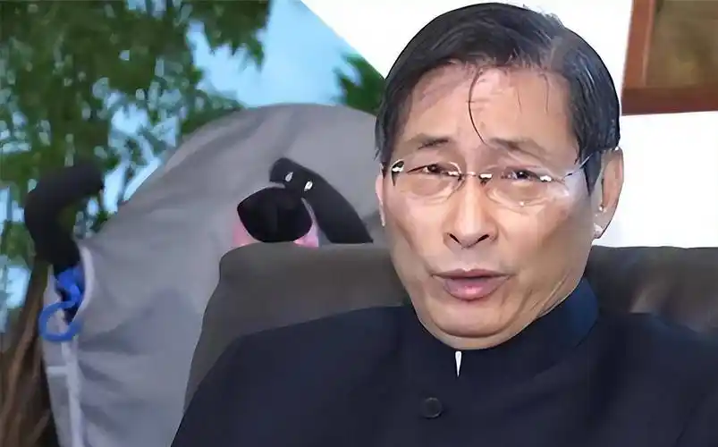 台湾黑帮大佬张安乐,扛五星红旗游行,唱"大中国"梦想祖国统一