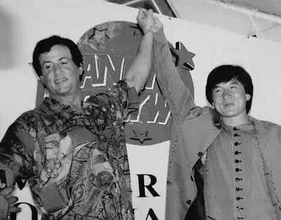 成龙探班史泰龙,史泰龙举起他的手告诉工作人员:这是我的偶像