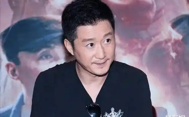 吴京吃路边摊被偶遇!