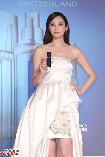 吴佩慈身穿白裙秀长腿 称不排斥交往外国男友