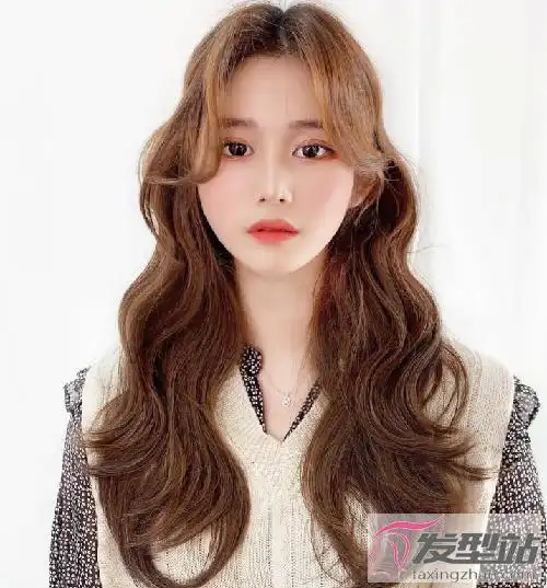 大波浪弧度的木马卷,将发尾制造比较丰富的卷,卷度